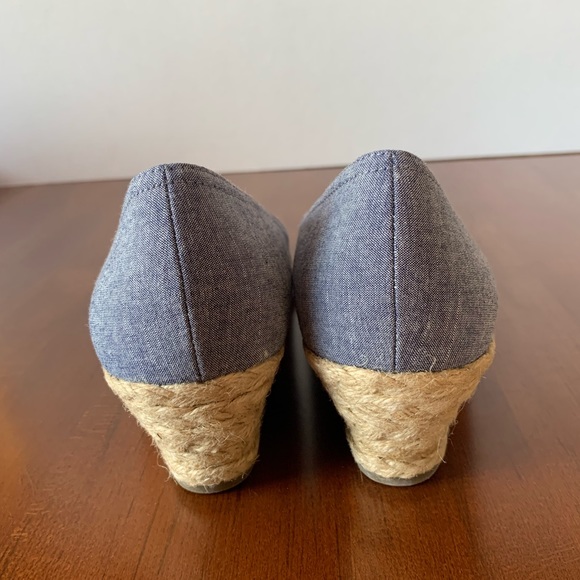 Cute denim “Lindsey” wedges by Coach and Four Sz 9 NWB - Picture 4 of 9